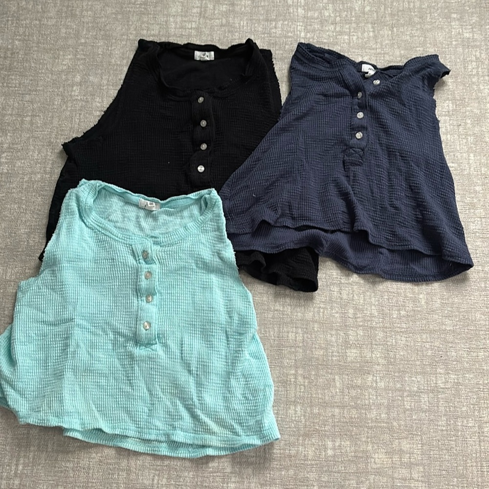 aerie bundle 
3 tank tops
size small
willing to go cheaper!!!